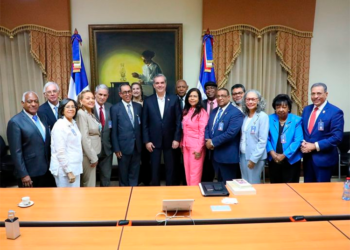 Presidente Abinader recibe visita de cortesía del Consejo Directivo de  la Academia de Ciencias