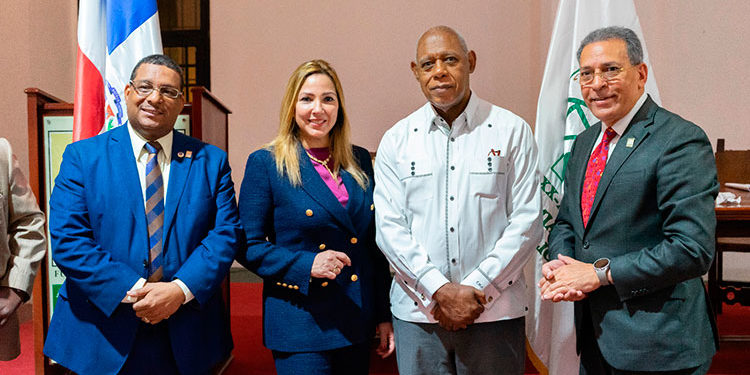 Academia de Ciencias entrega reconocimiento a  la arqueóloga  Kathleen Martínez arqueóloga
