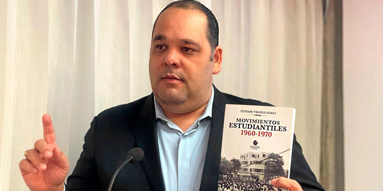 Dr. Esteban Tiburcio Gómez pone a circular el libro “Movimientos Estudiantiles 1960-1970”