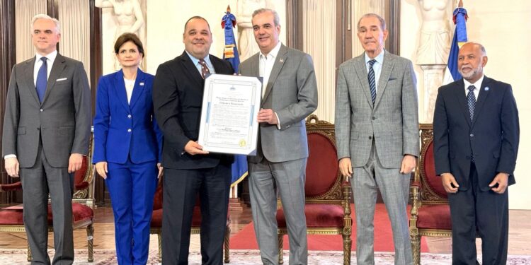 Dr. Esteban Tiburcio Gómez recibe Premio a la Excelencia Magisterial 2025 en Gala de Excelencia Docente
