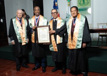 Dr. Héctor Arias Bustamante es investido como Miembro de Número de la Academia de Ciencias